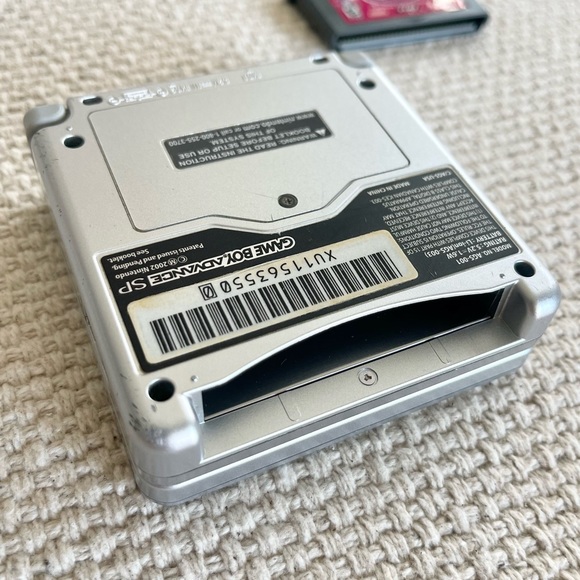 Nintendo GameBoy Advance SP Platinum Silver - Picture 10 of 16